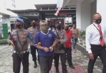 Polisi Bersenjata Lengkap Serahkan Tersangka Kasus Penipuan Penerimaan CPNS Ke Kejari Lhokseumawe