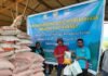 Ketua LPD Musfendi menyerahkan bantuan secara langsung kepada warga Aceh Tenggara dari kementerian Sosial.