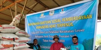 Ketua LPD Musfendi menyerahkan bantuan secara langsung kepada warga Aceh Tenggara dari kementerian Sosial.
