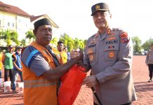Kapolda Aceh Serahkan Bansos Untuk Petugas Kebersihan Dan Tukang Becak