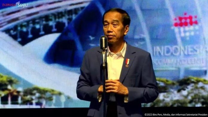 jokowi-memberikan-sambutan-pada-peluncu