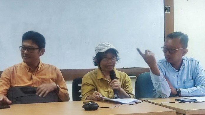 peneliti-the-institute-for-ecosoc-rights-sri-palupi-tengah