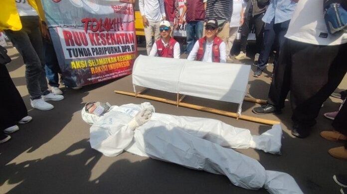 aksi-treatrikal-dalam-unjuk-rasa-tolak-ruu-kesehatan