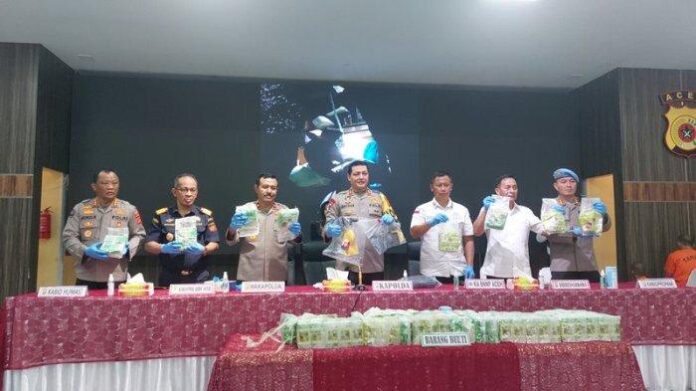 kabid-humas-polda-aceh-menunjukkan-barang-bukti-sabu-sabu