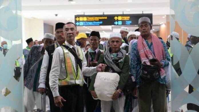 347-jemaah-haji-kelompok-terbang-kloter-dua-asal-kabupaten-indramayu (1)
