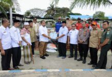 Pj Bupati Aceh Besar Serahkan Bantuan Masa Panik untuk Korban Kebakaran di Ponpes Gontor 8
