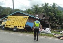 Diduga Sopir Mengantuk, Truk Barang Colt Diesel Masuk Parit di Jalan Nasional Blangpidie – Nagan Raya