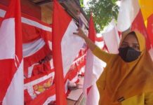 Cerita Wanita Penjual Bendera Merah Putih di Lhokseumawe, Sekian Tahun Berjualan hingga Omzet Turun