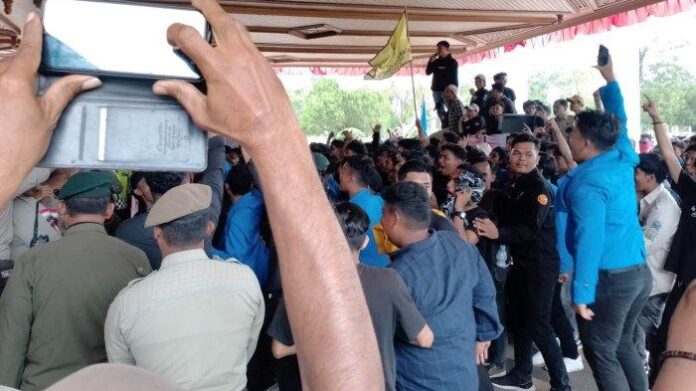 tiba-di-kantor-gubernur-aceh-ribuan-demonstran-mendesak-agar-pj-gubernur-aceh-menemui-mereka