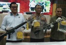 Warga Pidie Serahkan Dua Senpi M-16 Ke Polda Aceh