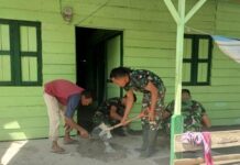 Personel Babinsa di Aceh Tenggara Laksanakan Kerja Bakti Bantu Pembuatan Lantai Teras Warga