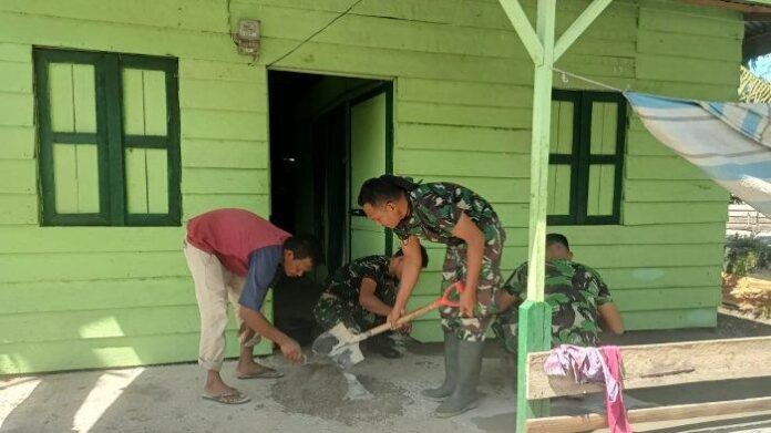 Babinsa-bantu-pembuatan-lantai-teras-rumah-warga_2023 (1)