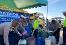 Krisis Air Bersih, Personel Satlantas Polres Aceh Utara Distribusi Air Bersih ke 4 Desa di Tanah Jambo Aye