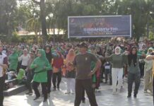 HUT Ke-78, Warga Dan TNI Olahraga Bersama Dan Bagi Door Prize
