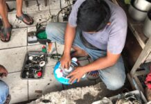 Tukang Servis Kipas dan AC Dikerumuni Order Saat Cuaca Panas Terik