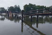 Jembatan Runtuh Setahun Lalu, Warga Naleung Aceh Timur Gunakan Rakit