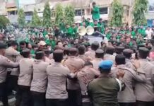 Mobil Pendemo Tabrak Polisi Dan Anggota DPRK Diteriaki Bacot Di Lhokseumawe