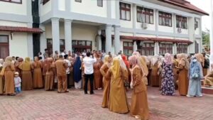Ratusan Guru
