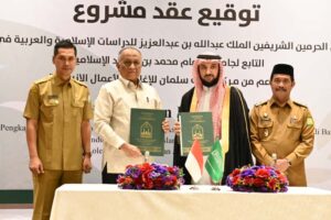 Wakil Bupati Aceh Besar Drs H Syukri A Jalil dan Sekda Aceh M Nasir foto bersama seusai penandatanganan akad pelaksanaan pembangunan gedung lembaga penjaga 2 kota Suci Raja Abdullah bin Abdul Aziz untuk pendifikan bahasa arab di Hall Hotel Ayani, Peunayong, Banda Aceh, Senin (06/10/2025)